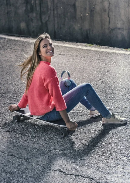 Teenage Girl Sitting Skateboard Tarifa Cadiz Andalusia Spain — Stock Photo, Image