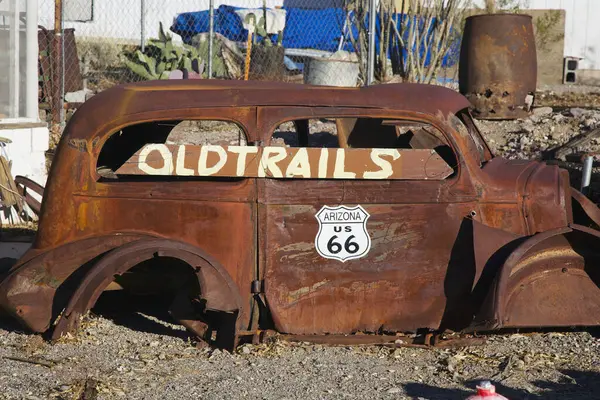 歴史的ルート66の横にある信頼できるアンティークカー Oatman アリゾナ州 アメリカ — ストック写真