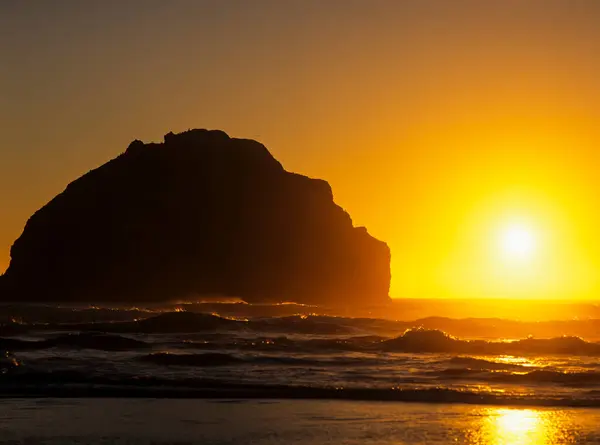 Sun Batting Face Rock Bandon Oregon Amerika Birleşik Devletleri — Stok fotoğraf