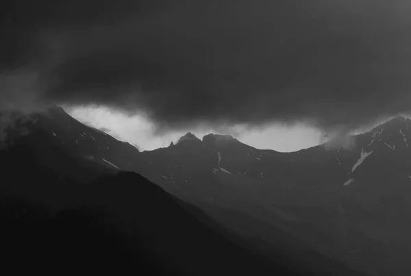 Dunkle Gewitterwolken Über Einem Gebirge Österreich — Stockfoto