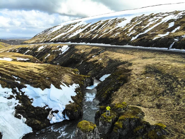 アイスランドの道路の隣で川を観察している男 無人機で撮影された画像 グルンドアレフジョール アイスランド — ストック写真