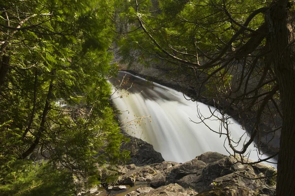 Pohled Říční Vodopád Zalesněným Skalnatým Pobřežím Ontario Kanada — Stock fotografie