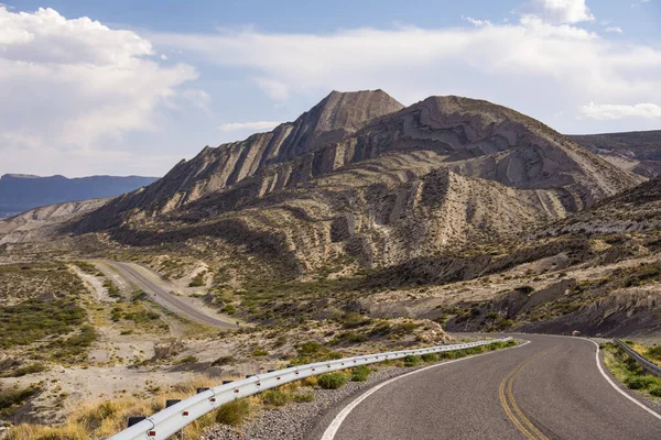 Strada Tortuosa Attraverso Deserto Con Una Montagna Curiosamente Sagomata Neuquen — Foto Stock