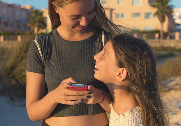 Sisters Together Cell Phone Tarifa Cádiz Andaluzia Espanha — Fotografia de Stock