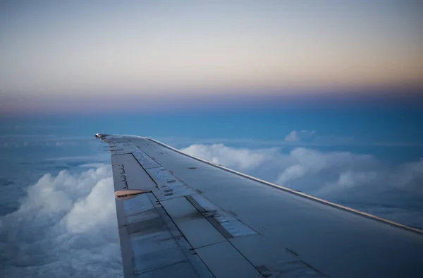 在美国得克萨斯州达拉斯市黄昏时降落在达拉斯市的客机 — 图库照片