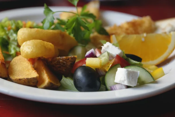 La ensalada en el plato cierran . —  Fotos de Stock