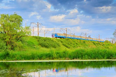 Nehir kıyısında yakınındaki tren
