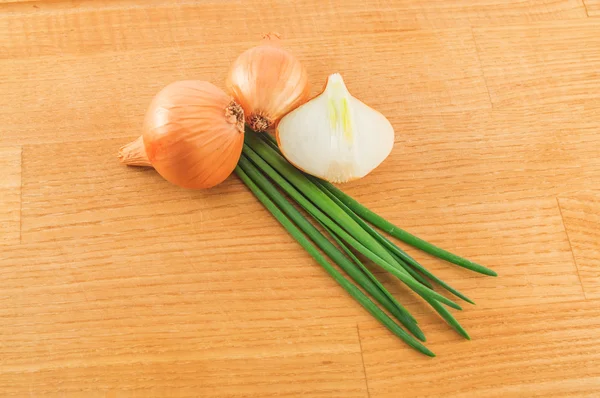 Heads and leaves of onions — Stock Photo, Image
