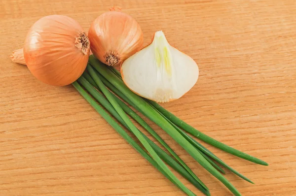 Heads and leaves of onions — Stock Photo, Image