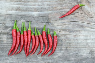 Eski gri ahşap tahta üzerinde sıcak biber