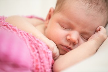 Yeni doğan bebek uyuyor
