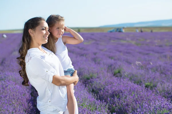 Leuke familie in het Lavendel veld — Stockfoto