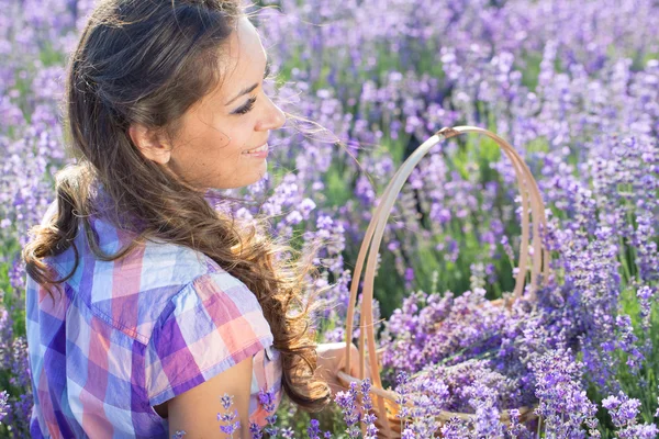 Meisje in het Lavendel veld — Stockfoto