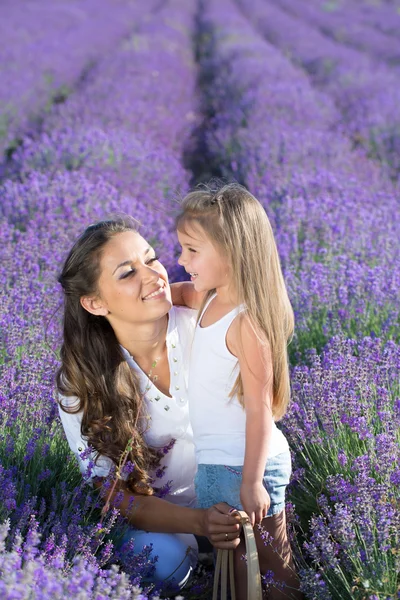 Leuke familie in het Lavendel veld — Stockfoto