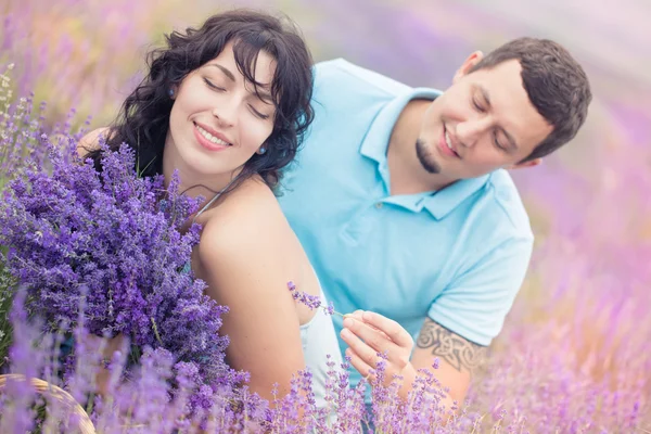 Pasangan di lapangan lavender — Stok Foto
