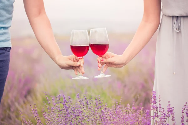 Bardak şarap elinde — Stok fotoğraf