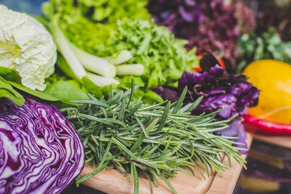 Овощи и салат на деревянной доске — стоковое фото