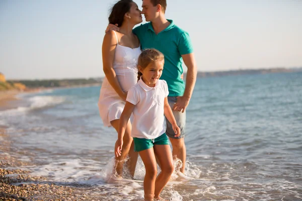 Pregnant woman and her family near the sea — Stock Photo, Image