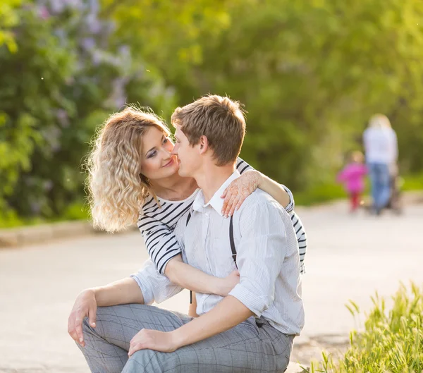 Feliz pareja joven — Foto de Stock