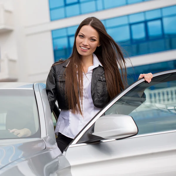 Menina perto do carro novo — Fotografia de Stock