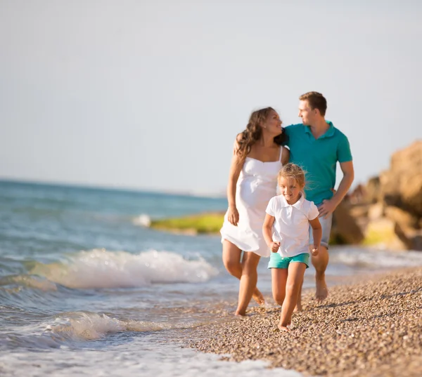 Donna incinta e la sua famiglia vicino al mare — Foto Stock