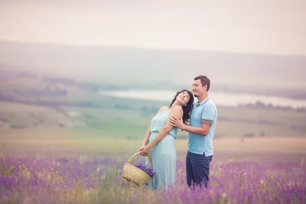 Casal no campo de lavanda — Fotografia de Stock