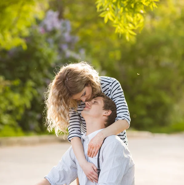 Feliz jovem casal — Fotografia de Stock