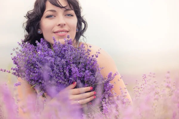 Mädchen im Lavendelfeld — Stockfoto