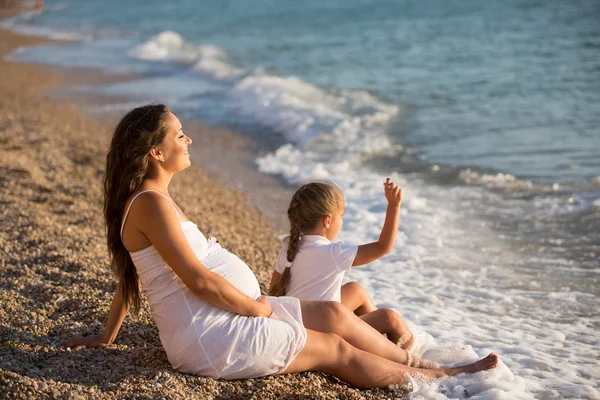 Mulher grávida e sua filha — Fotografia de Stock