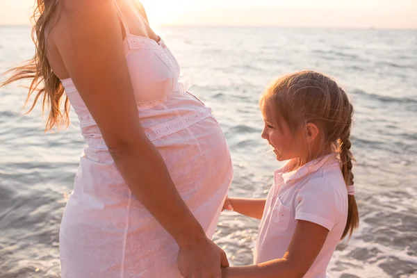 Pregnant woman and her daughter — Stock Photo, Image