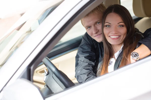 Casal no carro novo — Fotografia de Stock