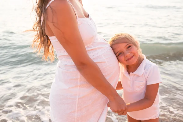 Беременная женщина и ее дочь — стоковое фото