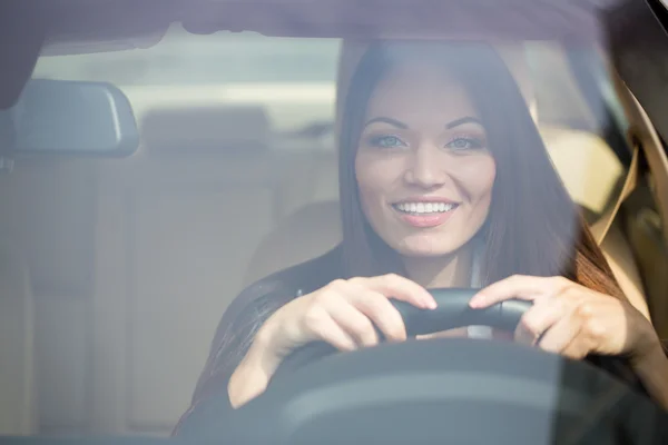 Ragazza vicino alla nuova auto — Foto Stock