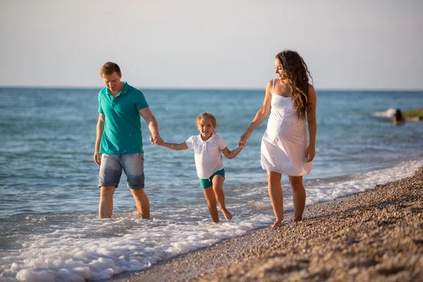 Donna incinta e la sua famiglia vicino al mare — Foto Stock