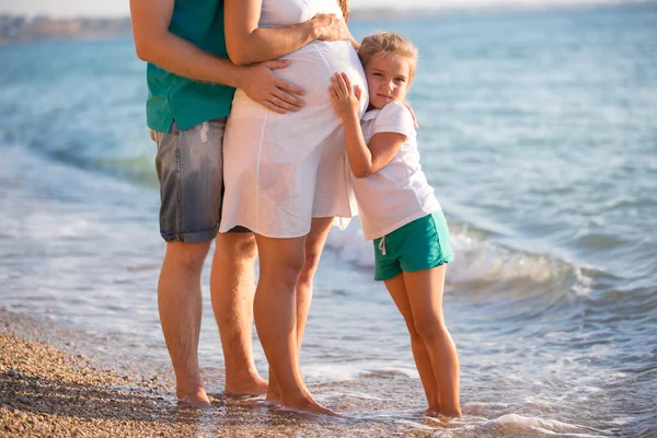 怀孕的妇女和她的家人离大海很近 — 图库照片