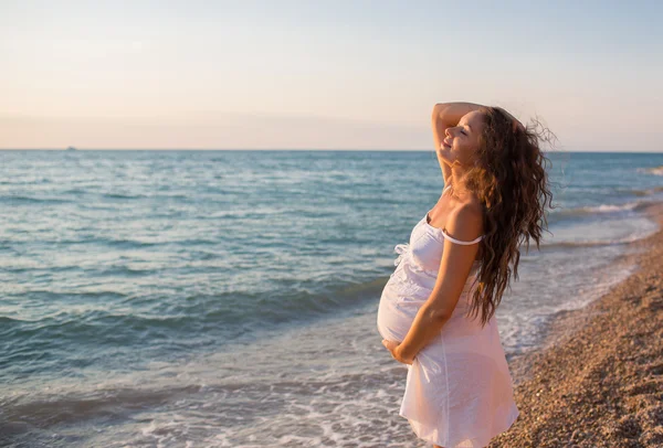 Těhotná žena, kousek od moře — Stock fotografie