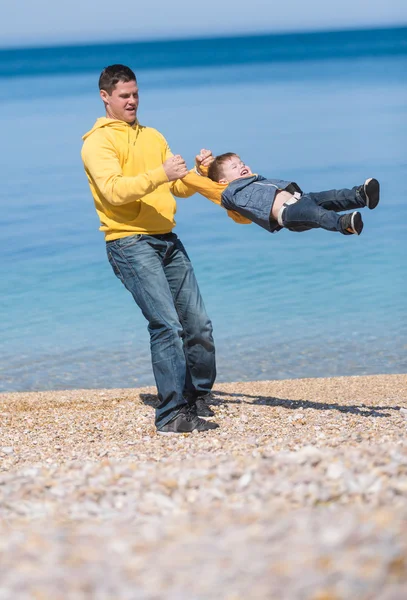 Junger Vater und sein Sohn — Stockfoto