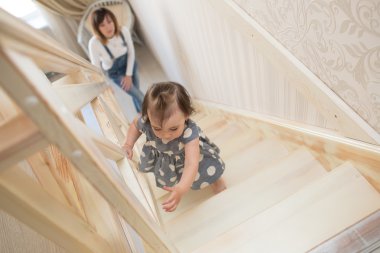 küçük kızı ile oynarken annesi