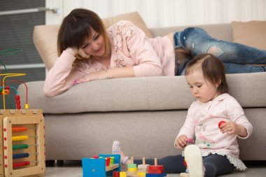 Küçük kızı ile oynarken annesi