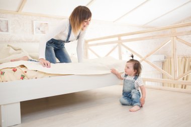 Küçük kızı ile oynarken annesi