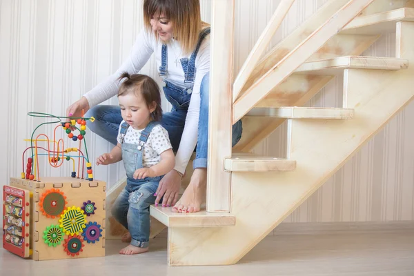 Mutter spielt mit ihrer kleinen Tochter — Stockfoto