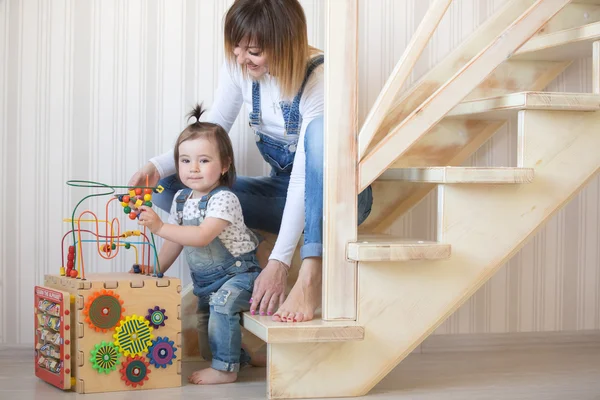 Mutter spielt mit ihrer kleinen Tochter — Stockfoto