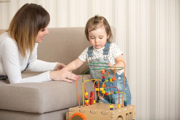 Moeder speelt met haar dochtertje — Stockfoto