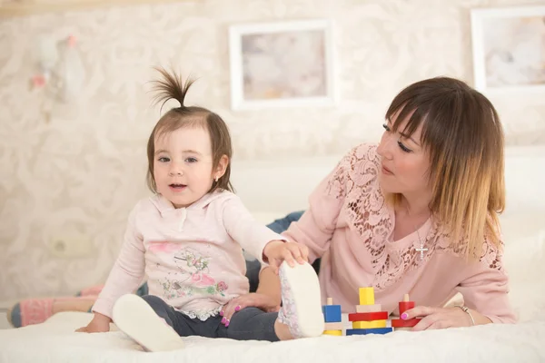 Mutter spielt mit ihrer kleinen Tochter — Stockfoto