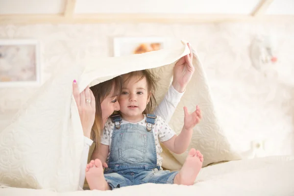 Mutter spielt mit ihrer kleinen Tochter — Stockfoto