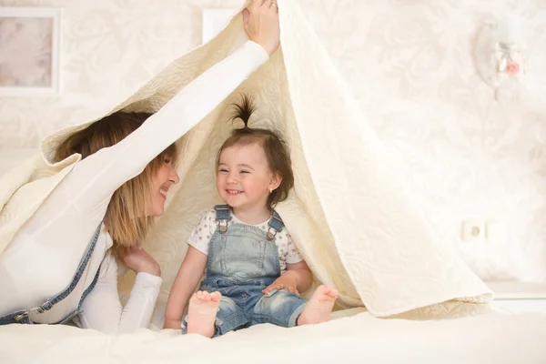 Moeder speelt met haar dochtertje — Stockfoto