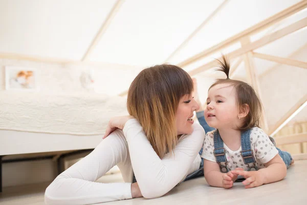 Mamma gioca con la sua figlioletta — Foto Stock