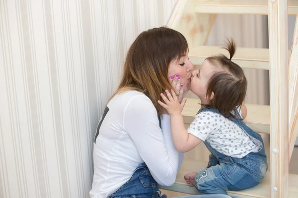 Mamma gioca con la sua figlioletta — Foto Stock