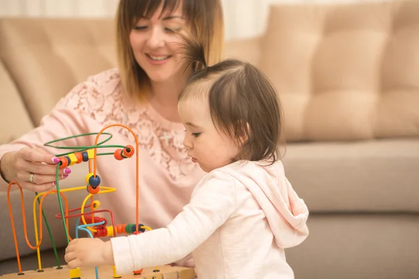 Madre jugando con su hijita —  Fotos de Stock