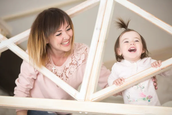 Mère jouant avec sa petite fille — Photo